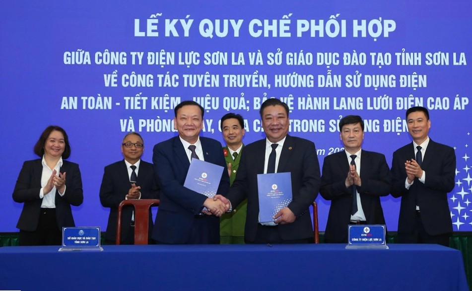 Ký kết quy chế phối hợp tuyên truyền, hướng dẫn sử dụng điện an toàn - tiết kiệm - hiệu quả trong các cơ sở giáo dục